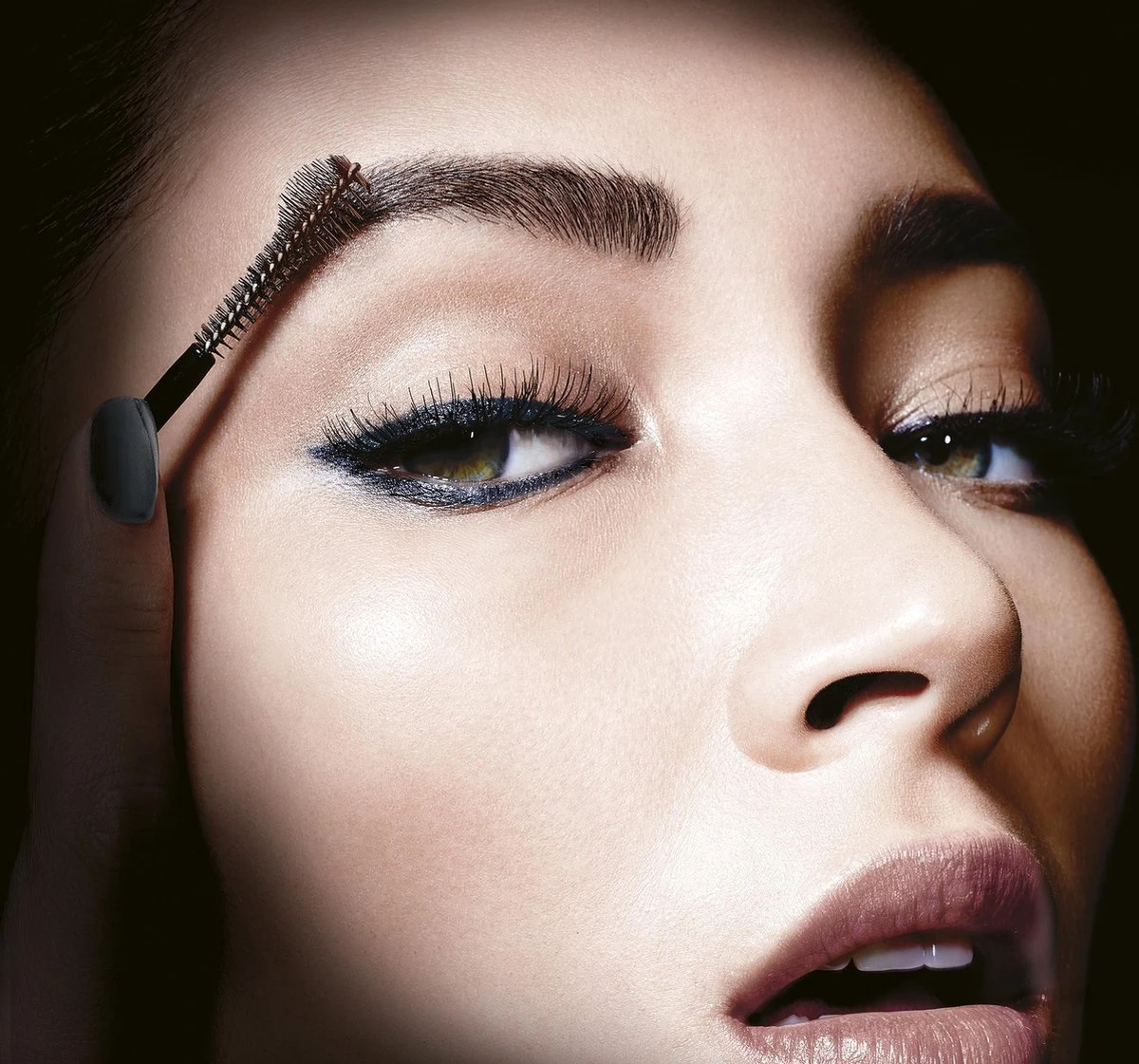 Maybelline Brow Drama Sculpting Wenkbrauw Mascara - Dark Brown 4 Maybelline Brow Drama Sculpting Wenkbrauw Mascara - Dark Brown - Afbeelding 2