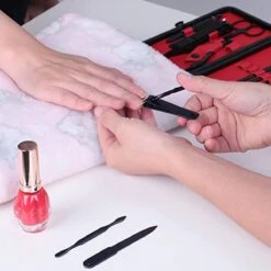 In Round Nagelset 16-delig Met Etui – Manicure Set – Pedicure Set - Staal – Zwart / Rood – Nagelsetje – Nagel Knipper – Nagelknipper – Manicureset – Nagelschaar – Pedicureset – Nagelverzorging – Nageltang – Nail Clipper -Cosmetische Kortingen Winkel 1200x1200 2306