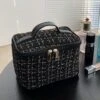 Elegante Make-up Tas- Vierkante Koffer Zwart/goud - Handvat - Make-up Tas Van Tweed Stof- Reis Toilettas Bag Vakantie & Reizen – Toilettas Dames - Beautycase Canvas - Cadeau - Valentijn- 2 Elegante Make-up Tas- Vierkante Koffer Zwart/goud - Handvat - Make-up Tas Van Tweed Stof- Reis Toilettas Bag Vakantie & Reizen – Toilettas Dames - Beautycase Canvas - Cadeau - Valentijn- -Cosmetische Kortingen Winkel 1200x1200 2717