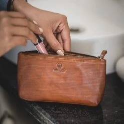 DONBOLSO® Stijlvolle Make-up Tas Cannes I Hoogwaardige Echt Lederen Etui In Cognac I Make-up Tas Voor Dames I Chique, Kleine Etui Voor De Handtas -Cosmetische Kortingen Winkel 1200x1200 2747