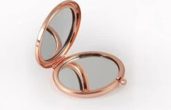 Merkloos Blossom Roségoud Make-up Spiegel | Compacte Zakspiegel Met Gepersonaliseerde Naam | Make Up Spiegel - Zakspiegel - Tas Spiegel - Hand Spiegel - Mini Spiegel - Kleine Spiegel -Cosmetische Kortingen Winkel 1200x771 1