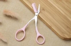 Without Lemons | Wenkbrauwschaar | Wenkbrauw Trimmer | Browshaper | BeautyTool | Gezichts Schaar | Dames| Ontharing | Design | Roze -Cosmetische Kortingen Winkel 1200x782 2