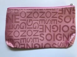 Merkloos Klein Make-up Tasje / Toilettasje / Organizer / Etui - Roze - Mat Met Glanzende Woorden SOIGNE - Met Rits - Waterafstotend - Afmeting 18,5 X 10,5 X 2 Centimeter