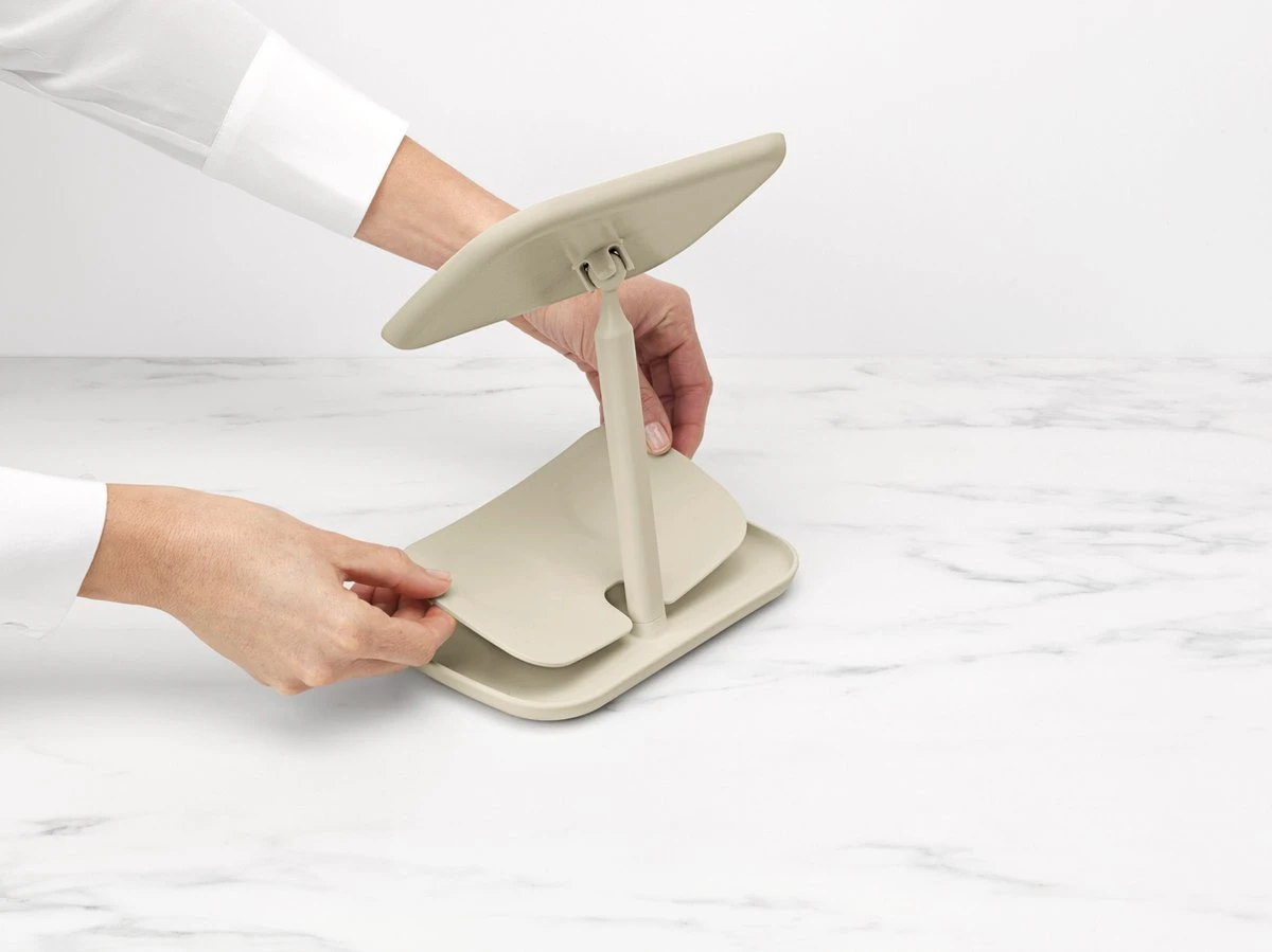 Brabantia ReNew Make-up Spiegel - Met Accessoireschaal - Soft Beige 16 Brabantia ReNew Make-up Spiegel - Met Accessoireschaal - Soft Beige - Afbeelding 14