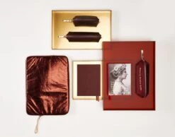 BIEN Moves - Leren Make-up Etui Bordeaux Rood - "cute Curious Crazy" Quote -Cosmetische Kortingen Winkel 1200x943 5