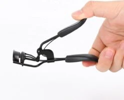 INTER-ESQUE® Wimperkruller - Eyelash Curler + 5x Gratis Extra Siliconen Pad - Zwart 13 INTER-ESQUE® Wimperkruller - Eyelash Curler + 5x Gratis Extra Siliconen Pad - Zwart -Cosmetische Kortingen Winkel 1200x965 7