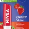 Nivea - Labello Strawberry Shine Lippenbalsem - 5,5 Ml Stick - Lipbalsem - Lipbalm - Lipverzorging - Verrijkt Met Shea Boter En Bio Jojoba Olie 2 Nivea - Labello Strawberry Shine Lippenbalsem - 5,5 Ml Stick - Lipbalsem - Lipbalm - Lipverzorging - Verrijkt Met Shea Boter En Bio Jojoba Olie -Cosmetische Kortingen Winkel 750x1200 2