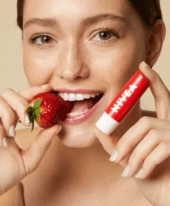 Nivea - Labello Strawberry Shine Lippenbalsem - 5,5 Ml Stick - Lipbalsem - Lipbalm - Lipverzorging - Verrijkt Met Shea Boter En Bio Jojoba Olie -Cosmetische Kortingen Winkel 990x1200